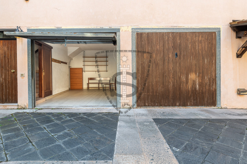 Proponiamo in vendita un bellissimo appartamento indipendente nel cuore del Centro Storico di Bas...