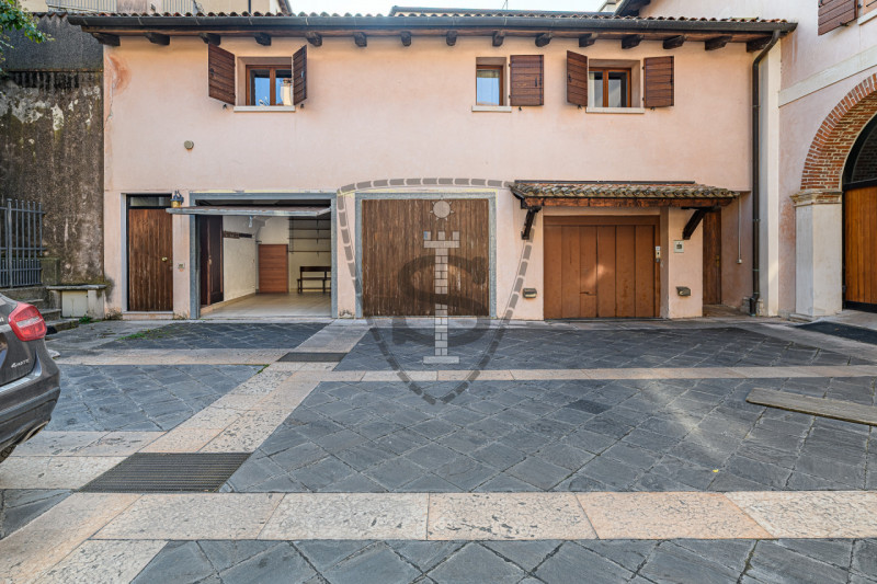 Proponiamo in vendita un bellissimo appartamento indipendente nel cuore del Centro Storico di Bas...