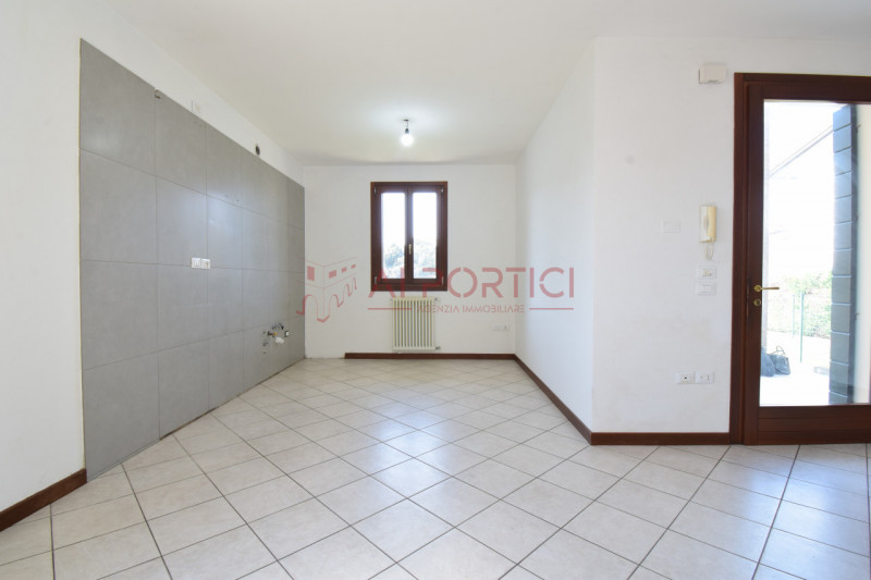 Comune di BRUGINE - Porzione di TRIFAMILIARE di testa, in contesto residenziale tranquillo e ben ...