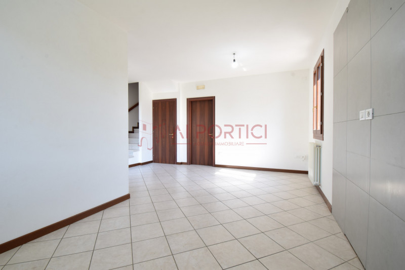 Comune di BRUGINE - Porzione di TRIFAMILIARE di testa, in contesto residenziale tranquillo e ben ...