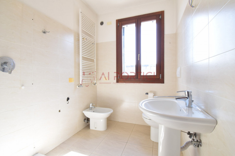 Comune di BRUGINE - Porzione di TRIFAMILIARE di testa, in contesto residenziale tranquillo e ben ...