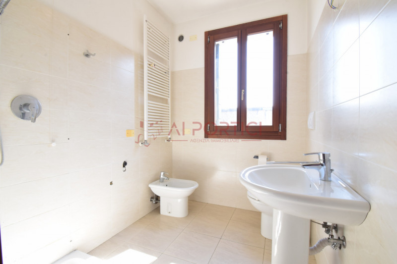 Comune di BRUGINE - Porzione di TRIFAMILIARE di testa, in contesto residenziale tranquillo e ben ...