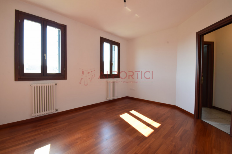 Comune di BRUGINE - Porzione di TRIFAMILIARE di testa, in contesto residenziale tranquillo e ben ...