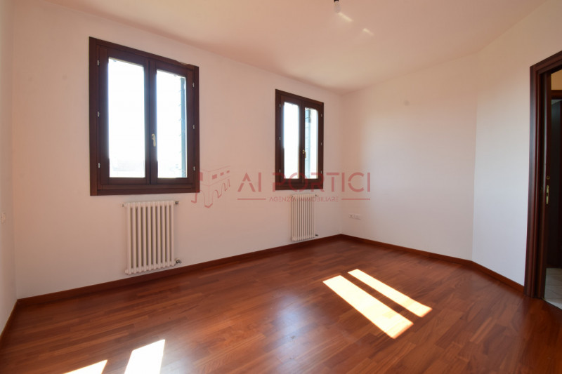 Comune di BRUGINE - Porzione di TRIFAMILIARE di testa, in contesto residenziale tranquillo e ben ...