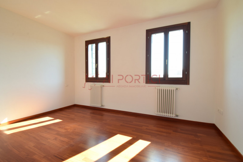 Comune di BRUGINE - Porzione di TRIFAMILIARE di testa, in contesto residenziale tranquillo e ben ...