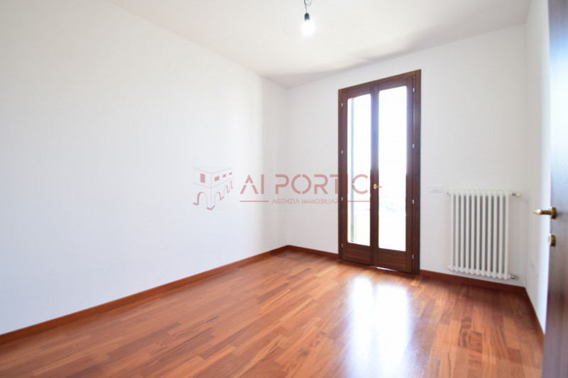 Comune di BRUGINE - Porzione di TRIFAMILIARE di testa, in contesto residenziale tranquillo e ben ...