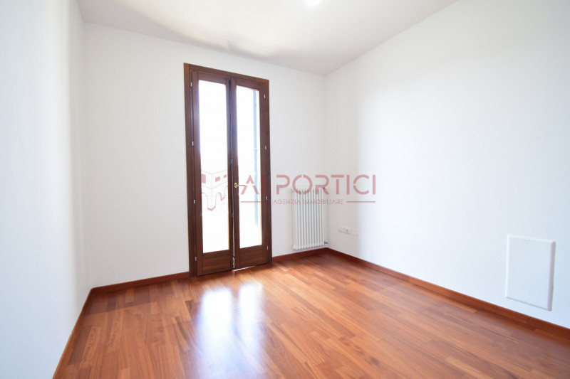 Comune di BRUGINE - Porzione di TRIFAMILIARE di testa, in contesto residenziale tranquillo e ben ...