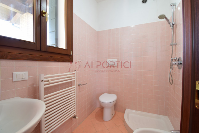 Comune di BRUGINE - Porzione di TRIFAMILIARE di testa, in contesto residenziale tranquillo e ben ...