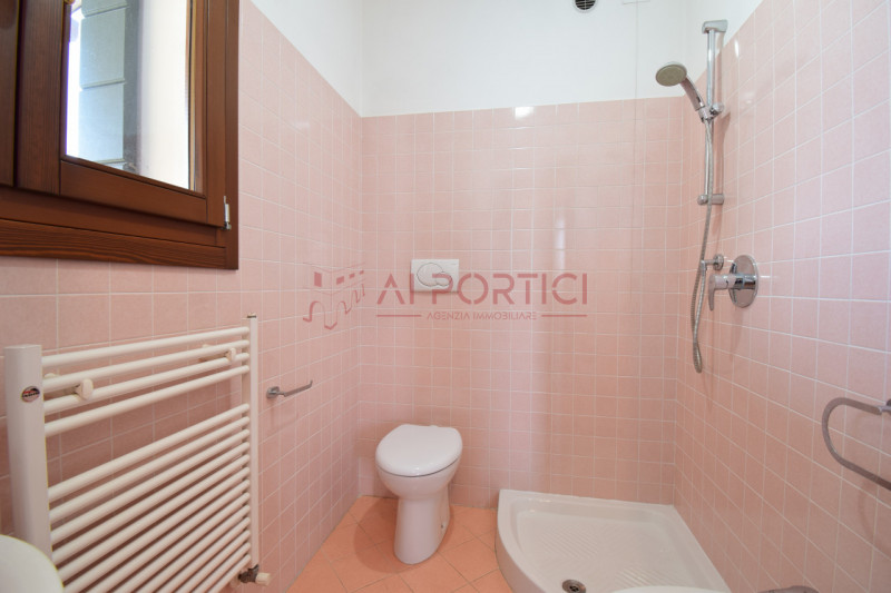 Comune di BRUGINE - Porzione di TRIFAMILIARE di testa, in contesto residenziale tranquillo e ben ...