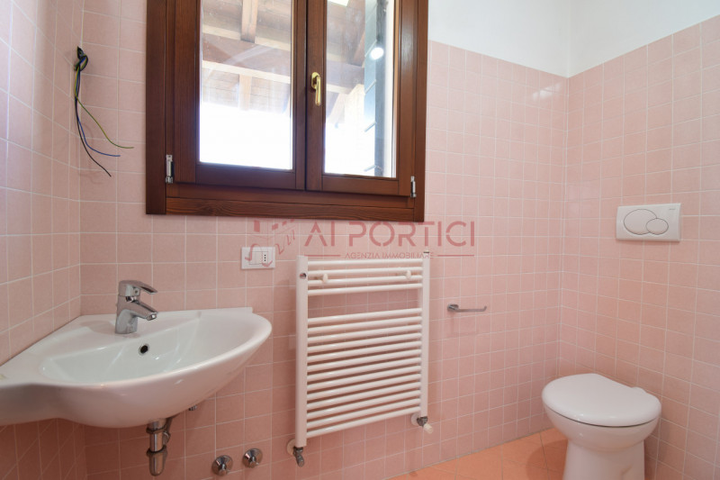 Comune di BRUGINE - Porzione di TRIFAMILIARE di testa, in contesto residenziale tranquillo e ben ...