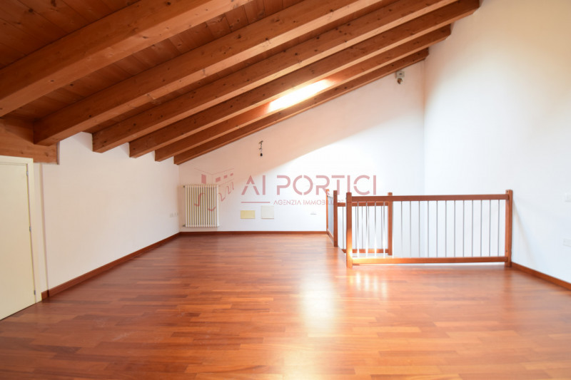 Comune di BRUGINE - Porzione di TRIFAMILIARE di testa, in contesto residenziale tranquillo e ben ...