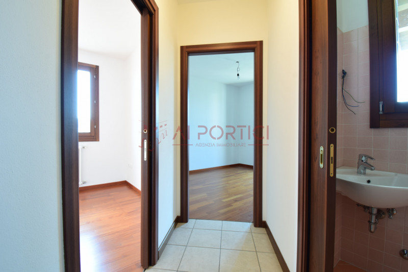 Comune di BRUGINE - Porzione di TRIFAMILIARE di testa, in contesto residenziale tranquillo e ben ...