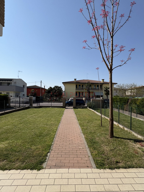 Comune di BRUGINE - Porzione di TRIFAMILIARE di testa, in contesto residenziale tranquillo e ben ...