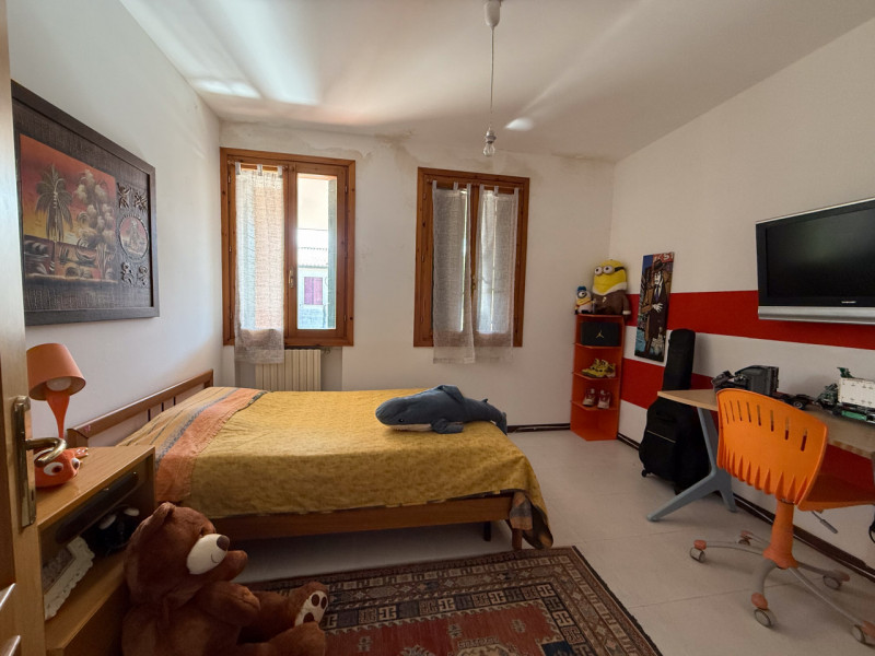 COMPOSIZIONE:
Favolosa villetta singola situata a Valbona composta al piano terra da ampia e lumi...