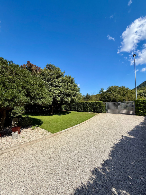 COMPOSIZIONE:
Favolosa villetta singola situata a Valbona composta al piano terra da ampia e lumi...