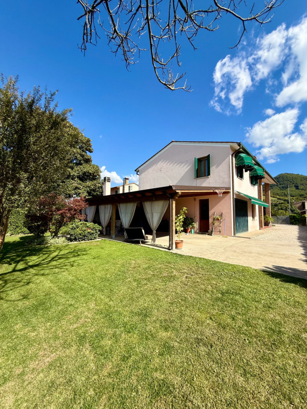 COMPOSIZIONE:
Favolosa villetta singola situata a Valbona composta al piano terra da ampia e lumi...