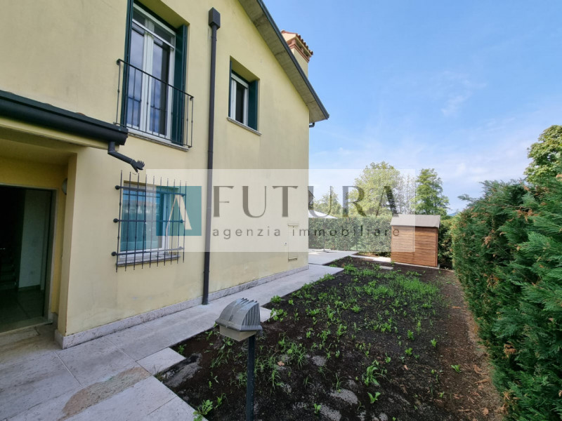 Deliziosa casa indipendente con giardino di circa 85 mq con garage di circa 18,5 mq e posto auto ...