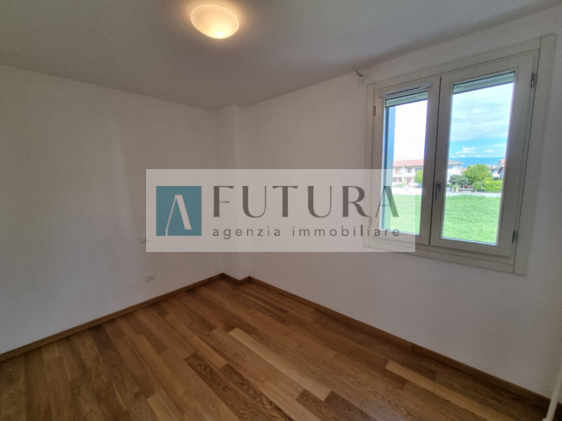 Deliziosa casa indipendente con giardino di circa 85 mq con garage di circa 18,5 mq e posto auto ...