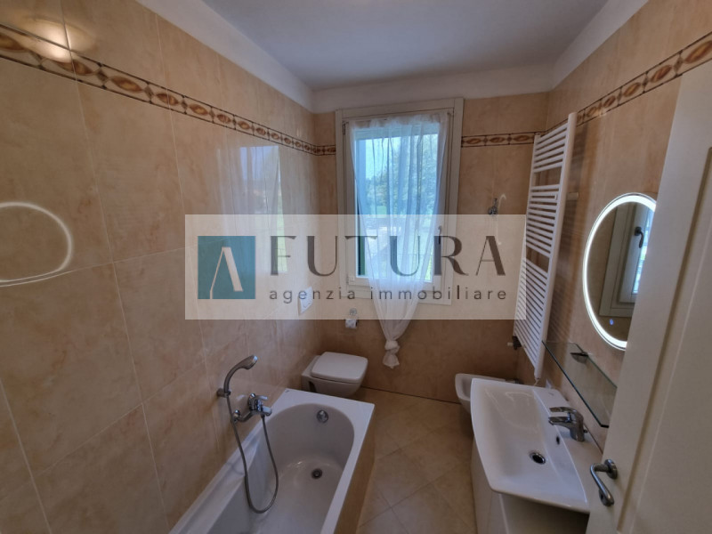 Deliziosa casa indipendente con giardino di circa 85 mq con garage di circa 18,5 mq e posto auto ...