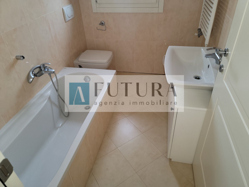 Deliziosa casa indipendente con giardino di circa 85 mq con garage di circa 18,5 mq e posto auto ...