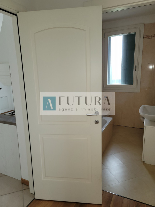 Deliziosa casa indipendente con giardino di circa 85 mq con garage di circa 18,5 mq e posto auto ...