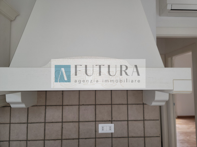 Deliziosa casa indipendente con giardino di circa 85 mq con garage di circa 18,5 mq e posto auto ...