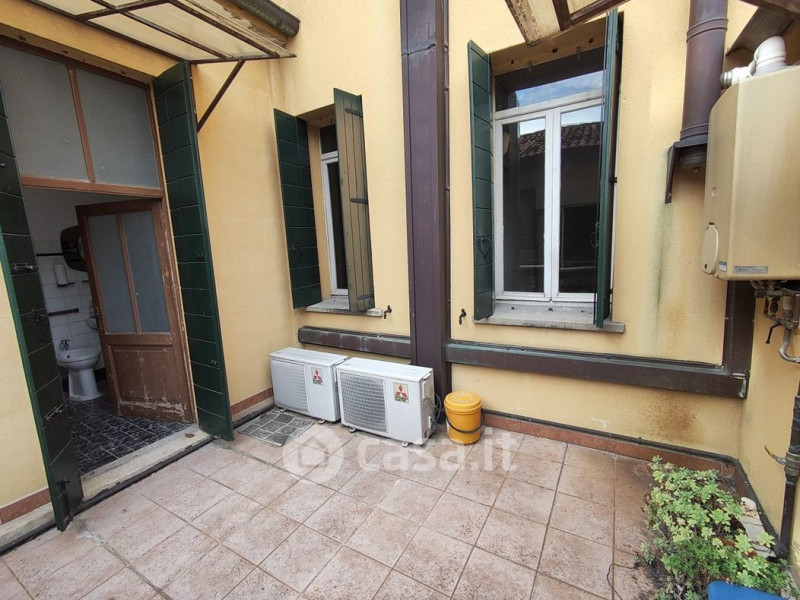 Nel cuore della citta', nel prezioso centro storico, proponiamo un interessante immobile, abitabi...