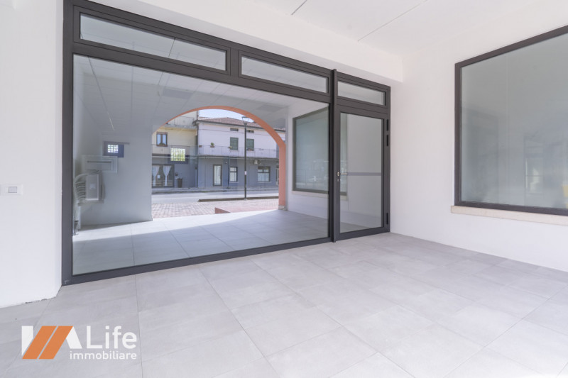 Proponiamo in affitto NUOVO locale commerciale di mq. 75 calpestabili, vetrinato fronte strada ad...