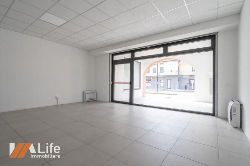 Proponiamo in affitto NUOVO locale commerciale di mq. 75 calpestabili, vetrinato fronte strada ad...