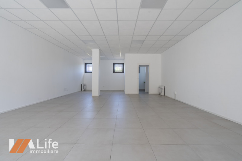 Proponiamo in affitto NUOVO locale commerciale di mq. 75 calpestabili, vetrinato fronte strada ad...