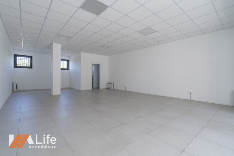 Proponiamo in affitto NUOVO locale commerciale di mq. 75 calpestabili, vetrinato fronte strada ad...