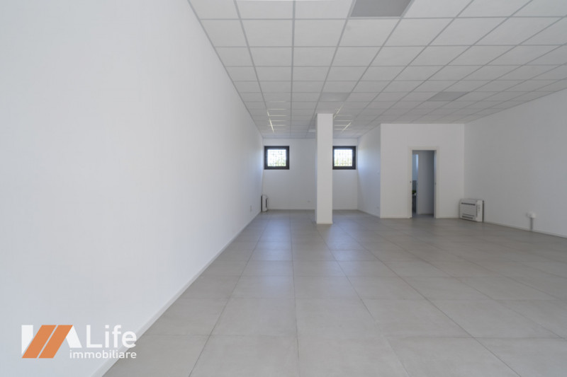 Proponiamo in affitto NUOVO locale commerciale di mq. 75 calpestabili, vetrinato fronte strada ad...