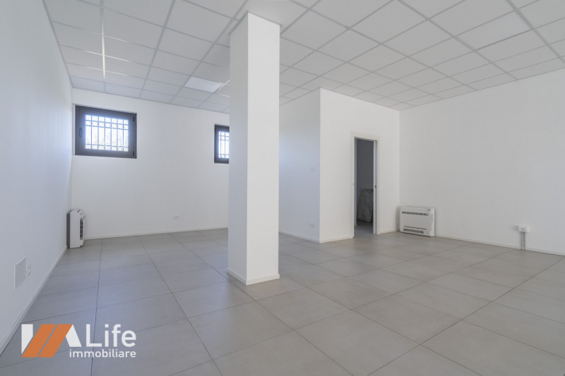 Proponiamo in affitto NUOVO locale commerciale di mq. 75 calpestabili, vetrinato fronte strada ad...