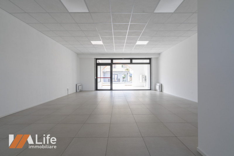 Proponiamo in affitto NUOVO locale commerciale di mq. 75 calpestabili, vetrinato fronte strada ad...