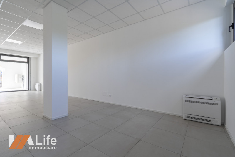 Proponiamo in affitto NUOVO locale commerciale di mq. 75 calpestabili, vetrinato fronte strada ad...