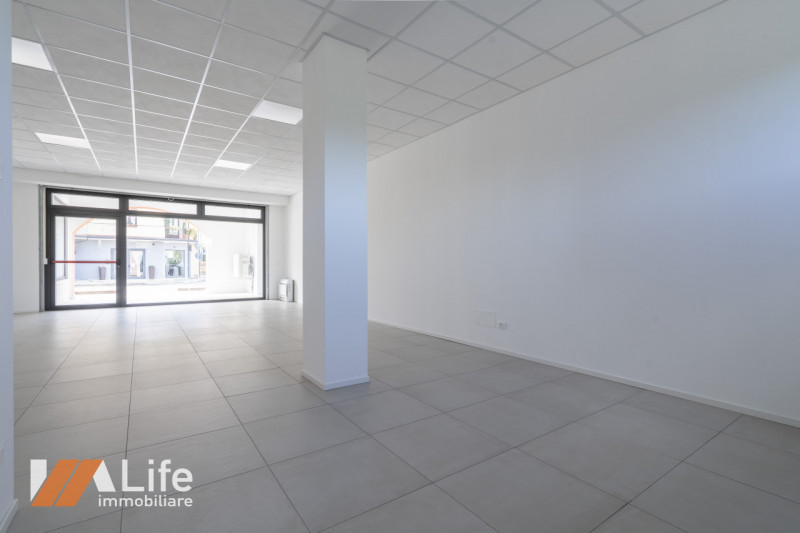 Proponiamo in affitto NUOVO locale commerciale di mq. 75 calpestabili, vetrinato fronte strada ad...