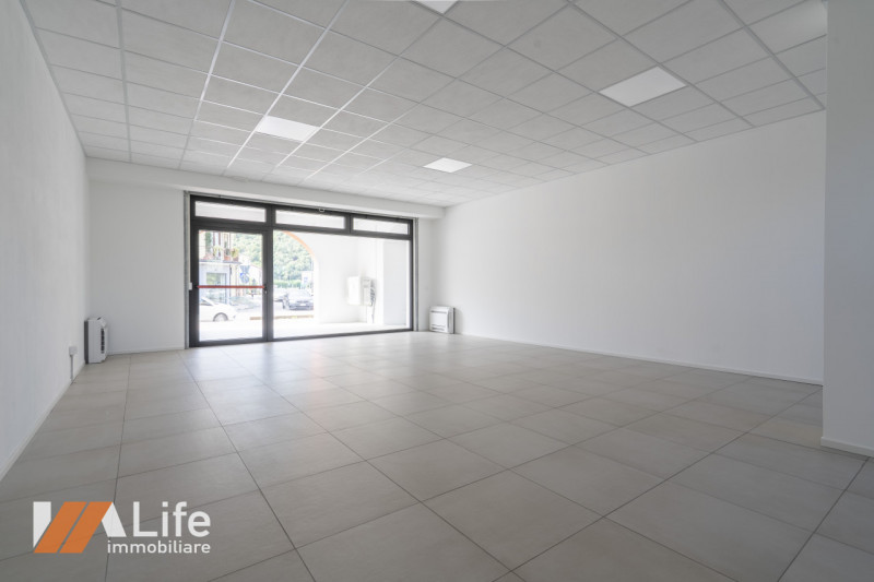 Proponiamo in affitto NUOVO locale commerciale di mq. 75 calpestabili, vetrinato fronte strada ad...