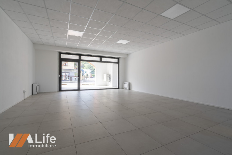 Proponiamo in affitto NUOVO locale commerciale di mq. 75 calpestabili, vetrinato fronte strada ad...