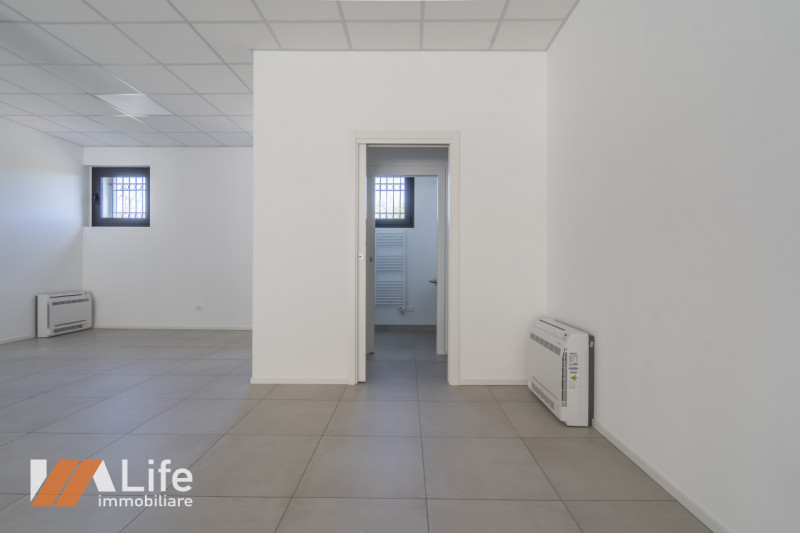 Proponiamo in affitto NUOVO locale commerciale di mq. 75 calpestabili, vetrinato fronte strada ad...