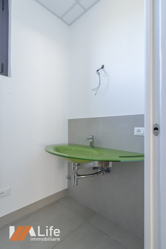 Proponiamo in affitto NUOVO locale commerciale di mq. 75 calpestabili, vetrinato fronte strada ad...