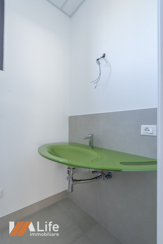 Proponiamo in affitto NUOVO locale commerciale di mq. 75 calpestabili, vetrinato fronte strada ad...