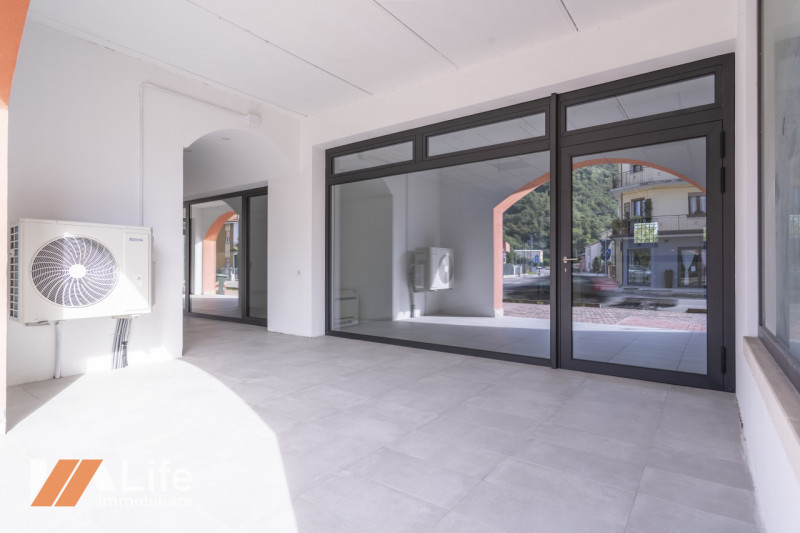 Proponiamo in affitto NUOVO locale commerciale di mq. 75 calpestabili, vetrinato fronte strada ad...