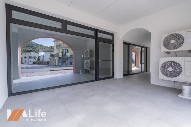 Proponiamo in affitto NUOVO locale commerciale di mq. 110 calpestabili, vetrinato fronte strada a...