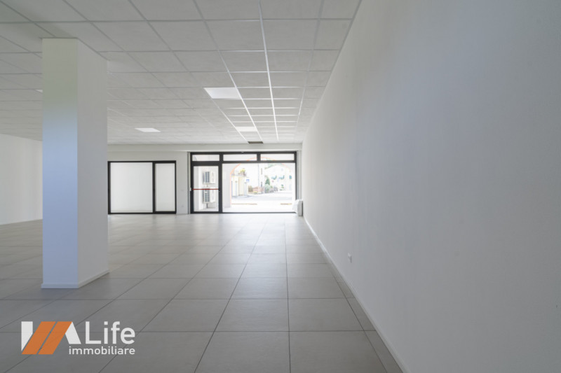 Proponiamo in affitto NUOVO locale commerciale di mq. 110 calpestabili, vetrinato fronte strada a...