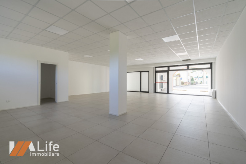 Proponiamo in affitto NUOVO locale commerciale di mq. 110 calpestabili, vetrinato fronte strada a...