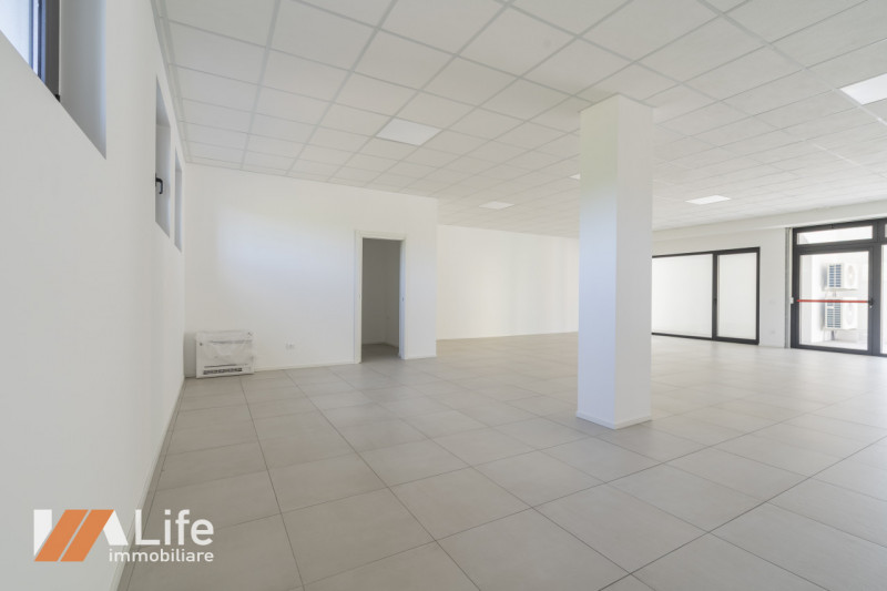 Proponiamo in affitto NUOVO locale commerciale di mq. 110 calpestabili, vetrinato fronte strada a...