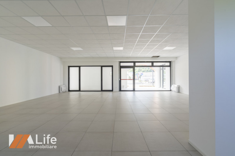 Proponiamo in affitto NUOVO locale commerciale di mq. 110 calpestabili, vetrinato fronte strada a...