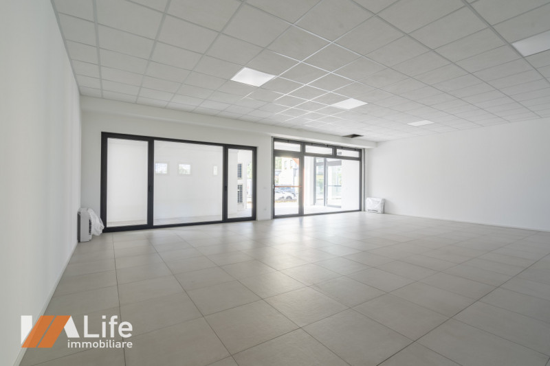 Proponiamo in affitto NUOVO locale commerciale di mq. 110 calpestabili, vetrinato fronte strada a...