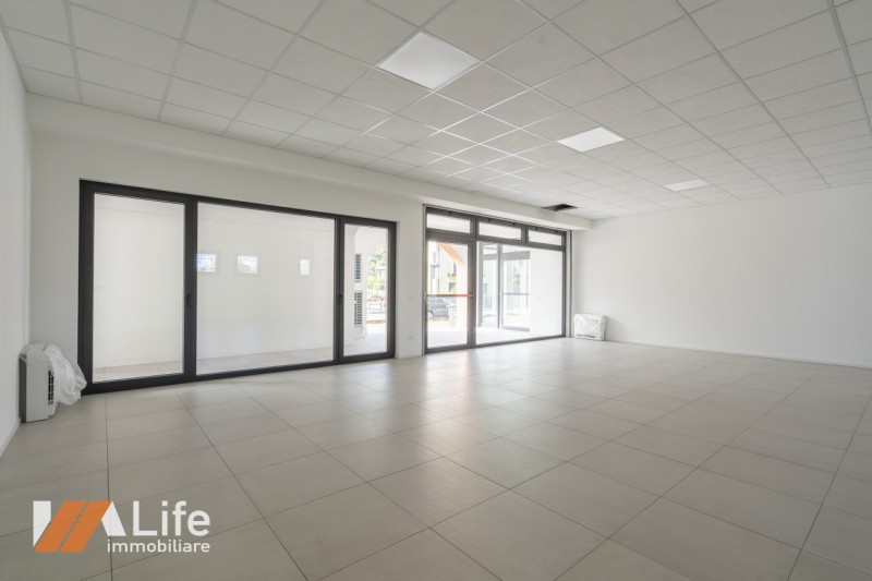 Proponiamo in affitto NUOVO locale commerciale di mq. 110 calpestabili, vetrinato fronte strada a...