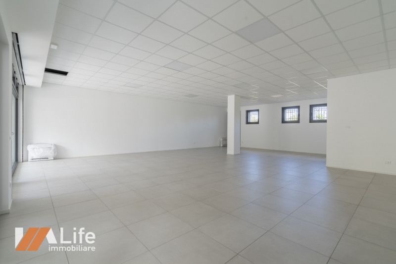 Proponiamo in affitto NUOVO locale commerciale di mq. 110 calpestabili, vetrinato fronte strada a...